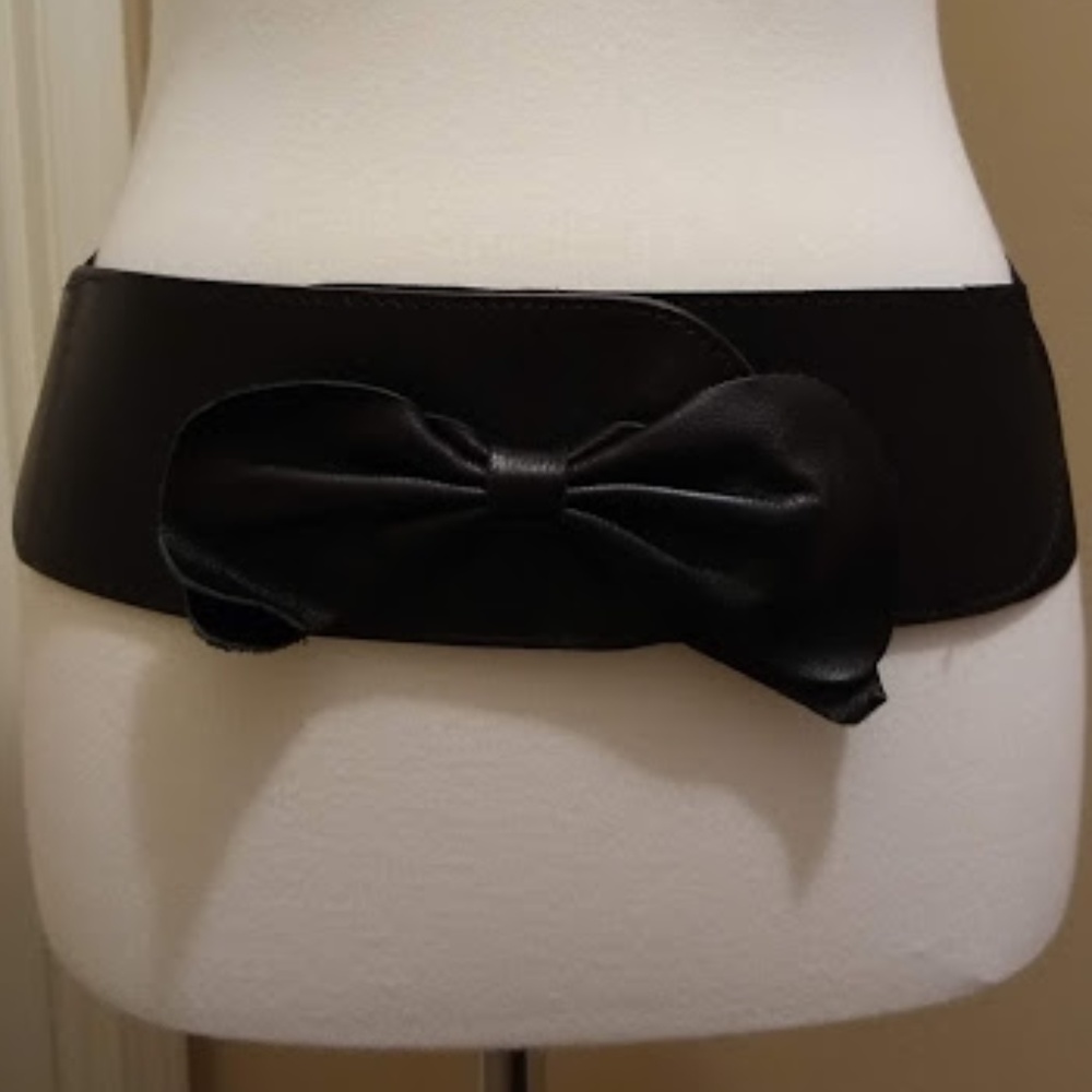wide belt with bow size medium